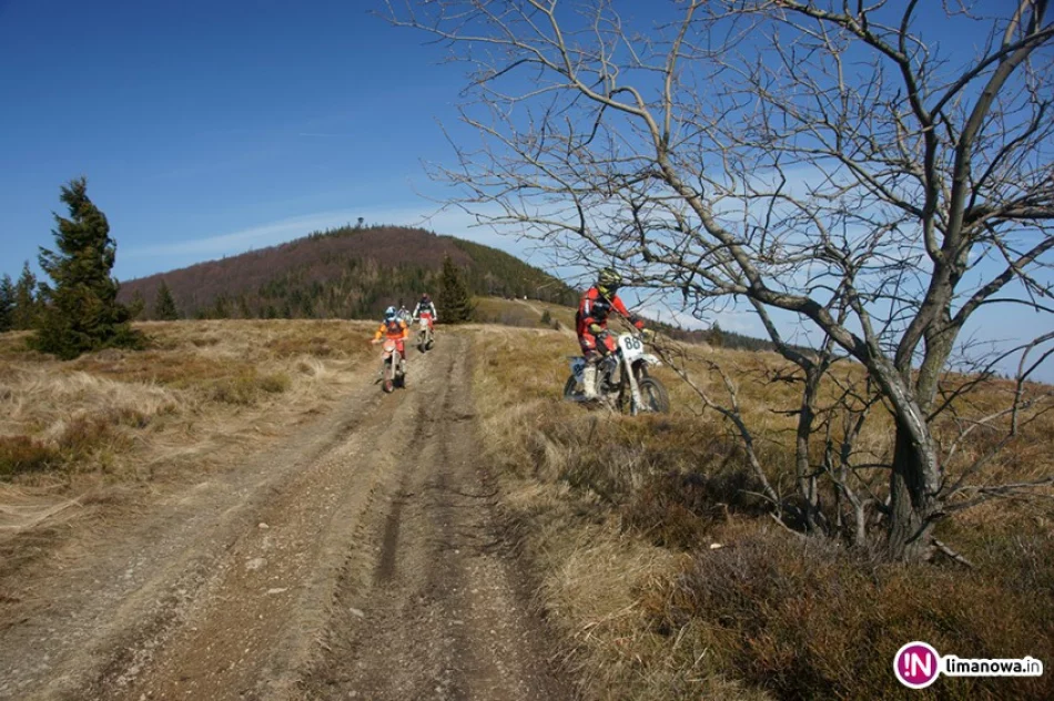Kilkanaście pędzących motocykli... na szlaku - zdjęcie 3