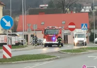 14 zastępów straży usuwa plamy oleju na drodze od Limanowej do Rabki - zdjęcie główne