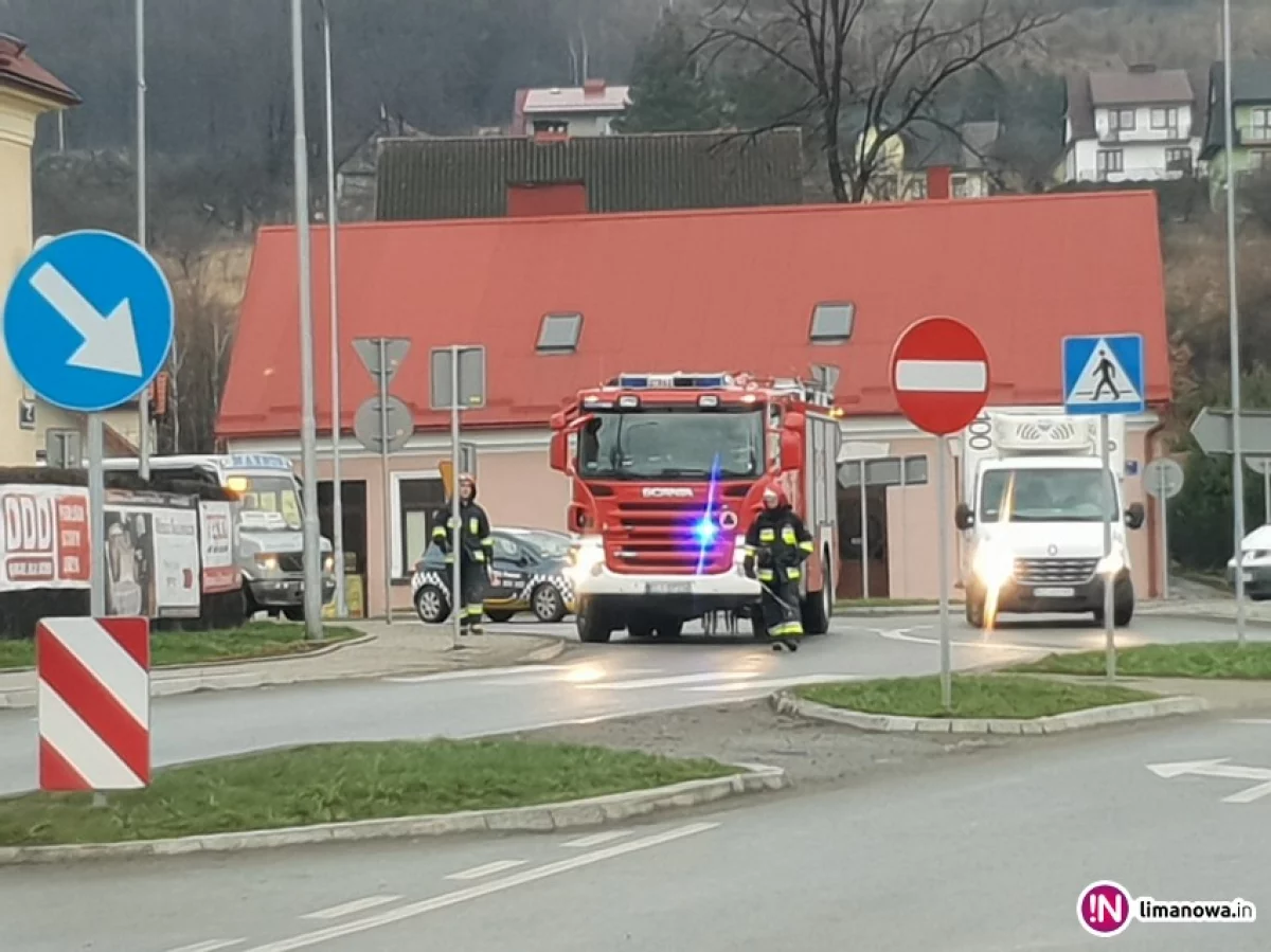 14 zastępów straży usuwa plamy oleju na drodze od Limanowej do Rabki