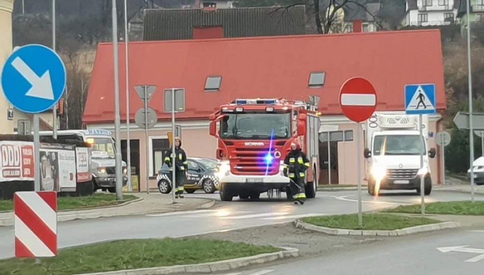 14 zastępów straży usuwa plamy oleju na drodze od Limanowej do Rabki - zdjęcie 1