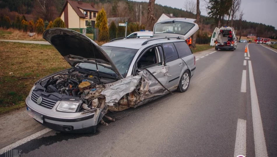 Trzy auta zderzyły się na 'krajówce'. Jedna osoba ranna (wideo) - zdjęcie 1