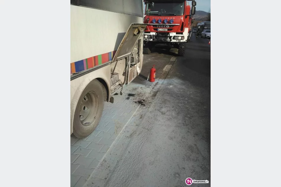 Kierowca autobusu opanował pożar w komorze silnika - zdjęcie 2