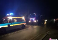 Dwa samochody najechały na leżącego na drodze mężczyznę - zdjęcie główne