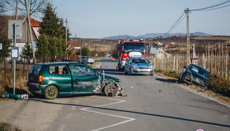 Zderzenie dwóch VW, dwie osoby poszkodowane (wideo) - zdjęcie 1