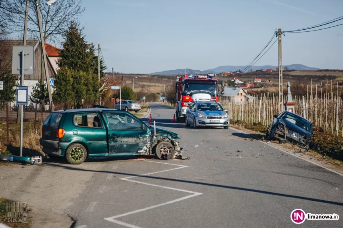 Zderzenie dwóch VW, dwie osoby poszkodowane (wideo)