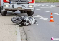 Postawił motocykl na tylne koło, ucierpiał pasażer - zdjęcie główne