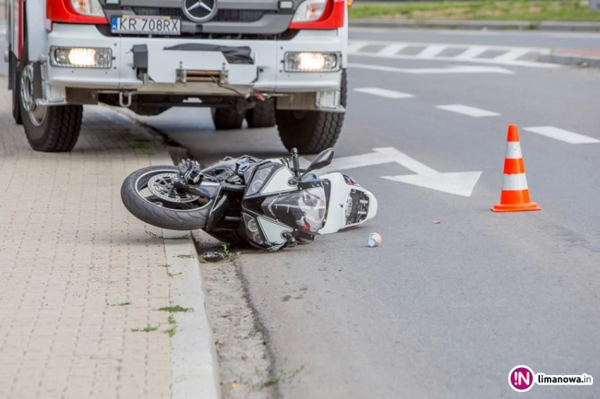 Postawił motocykl na tylne koło, ucierpiał pasażer