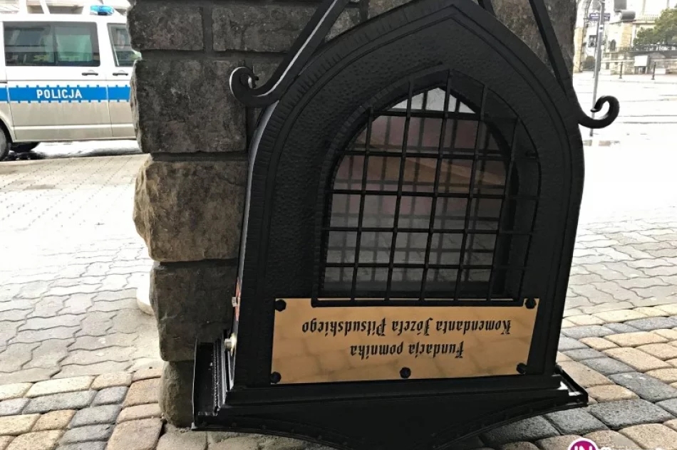 Okradziono skarbonkę, do której zbierano datki na budowę pomnika - zdjęcie 2