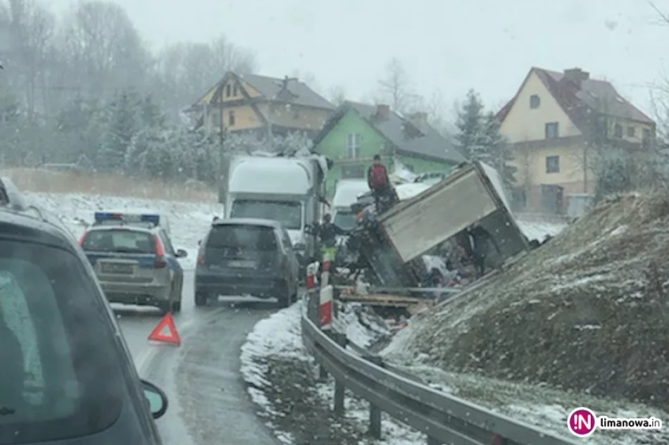 Tir wypadł z drogi. Droga odblokowana - zdjęcie 2