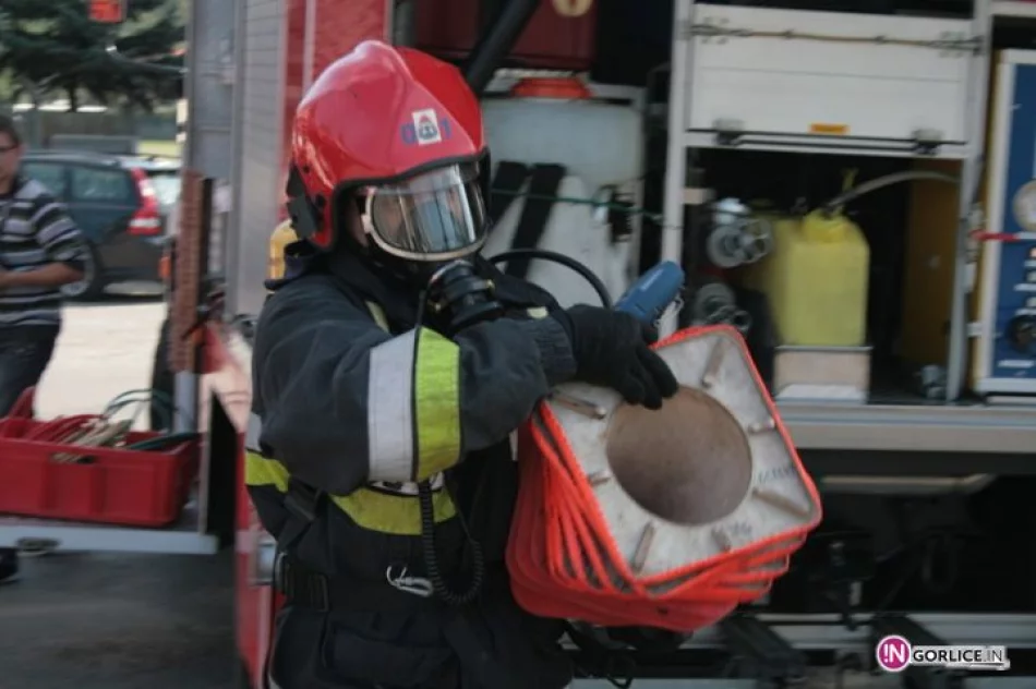 Powiatowe ćwiczenia straży na lodowisku w Gorlicach - zdjęcie 2