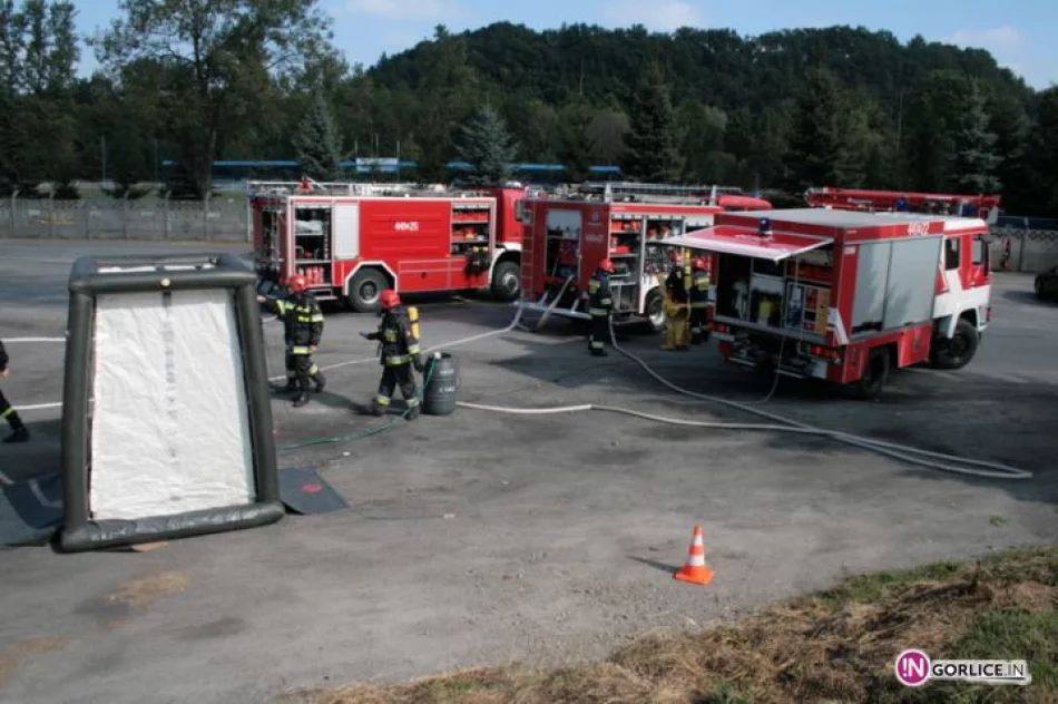 Powiatowe ćwiczenia straży na lodowisku w Gorlicach - zdjęcie 6