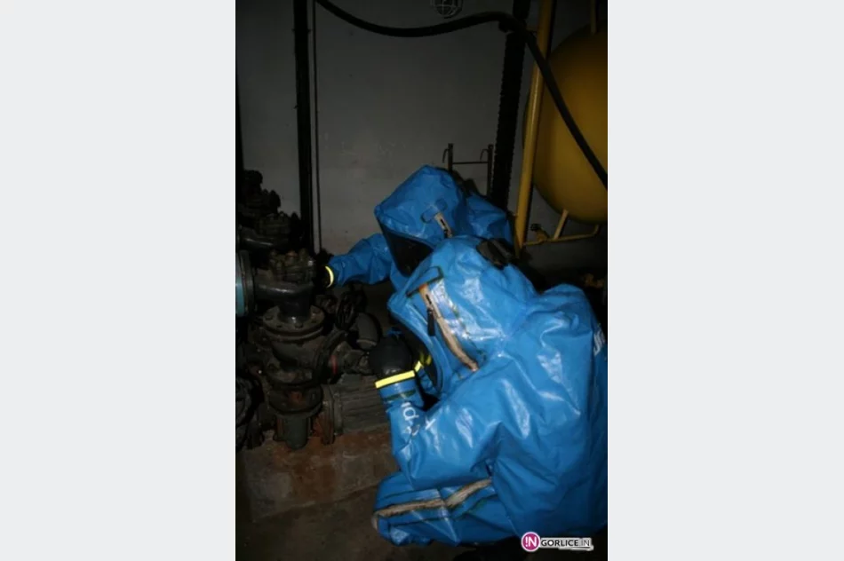 Powiatowe ćwiczenia straży na lodowisku w Gorlicach - zdjęcie 10