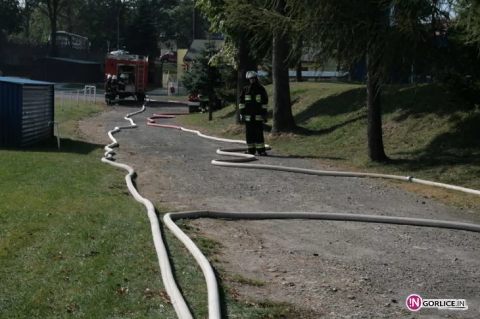 Powiatowe ćwiczenia straży na lodowisku w Gorlicach - zdjęcie 13
