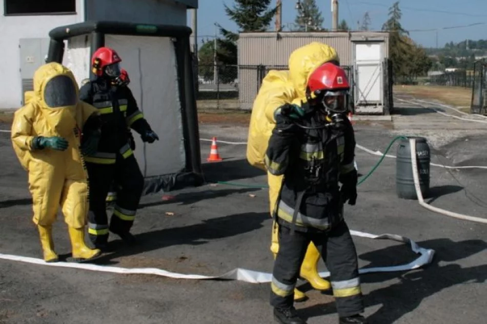Powiatowe ćwiczenia straży na lodowisku w Gorlicach - zdjęcie 14
