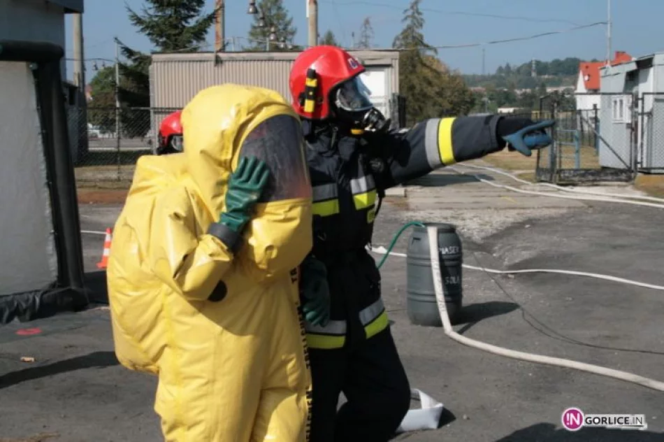 Powiatowe ćwiczenia straży na lodowisku w Gorlicach - zdjęcie 15