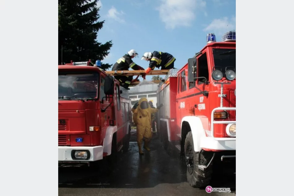 Powiatowe ćwiczenia straży na lodowisku w Gorlicach - zdjęcie 16