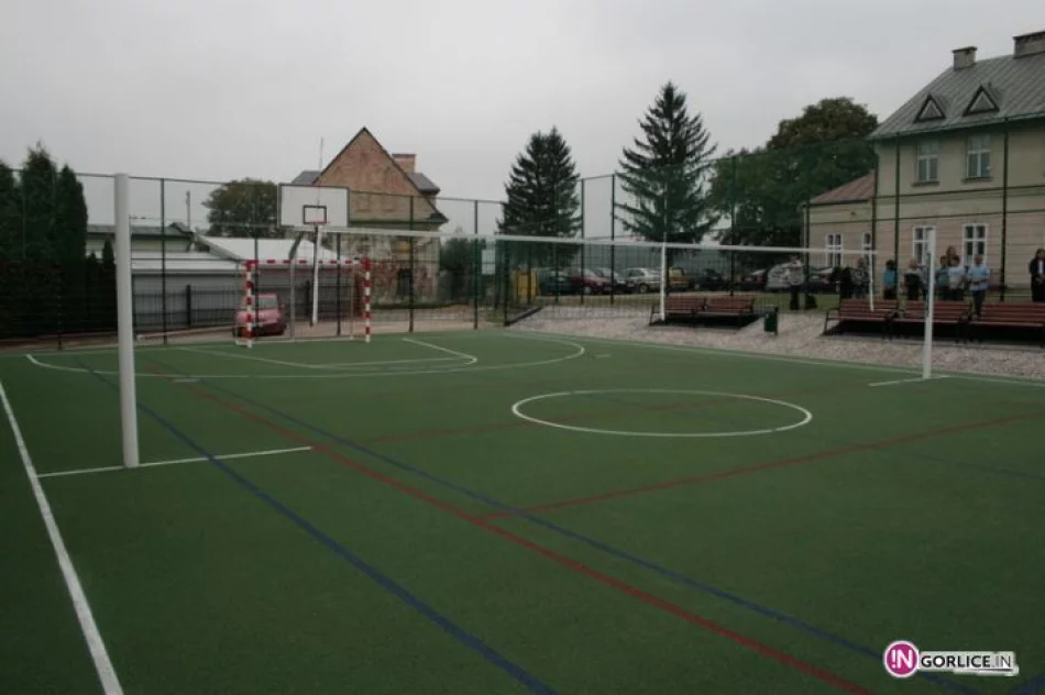 Otwarcie boiska szkolnego w Bieczu - zdjęcie 11