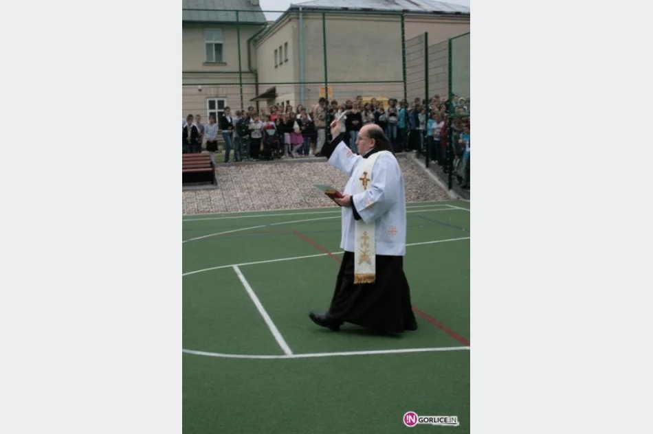 Otwarcie boiska szkolnego w Bieczu - zdjęcie 13