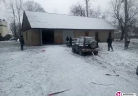 Włamali się do garażu, by wypchnąć i uszkodzić samochód - zdjęcie główne