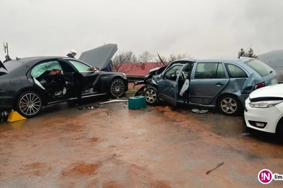 Groźnie wyglądające zderzenie: 6 osób, w tym 3 dzieci, trafiło do szpitali - zdjęcie 4