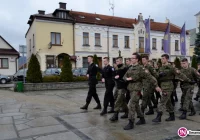 Zajęcia z musztry na płycie rynku - zdjęcie główne