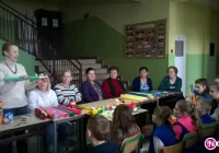 Uczyli się sztuki wykonywania kwiatów do palm wielkanocnych - zdjęcie główne