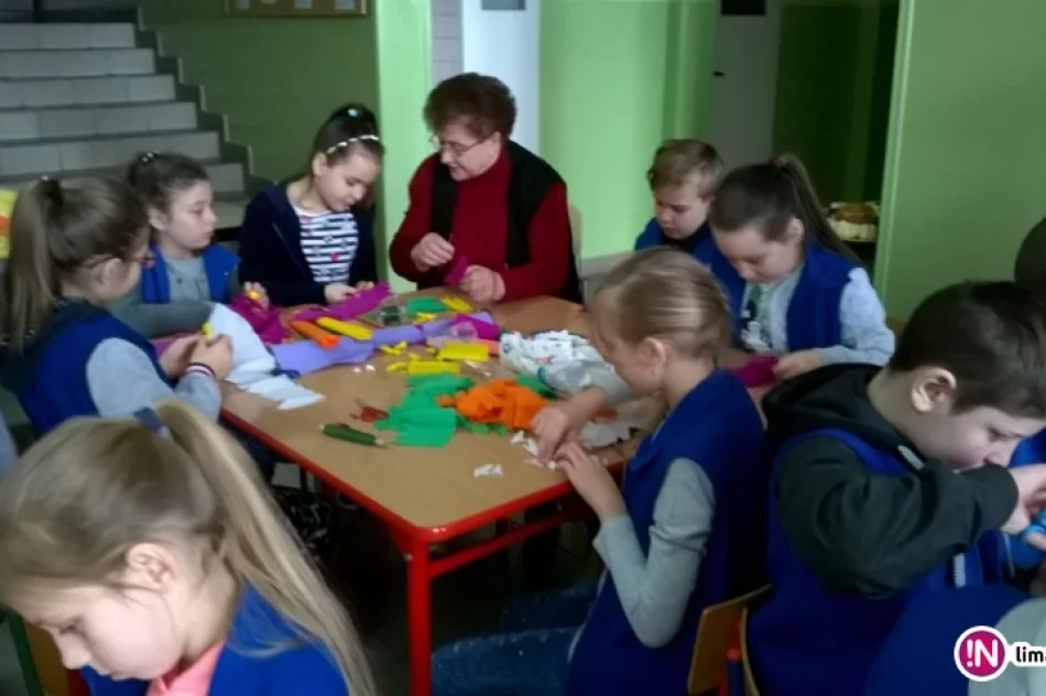 Uczyli się sztuki wykonywania kwiatów do palm wielkanocnych - zdjęcie 3