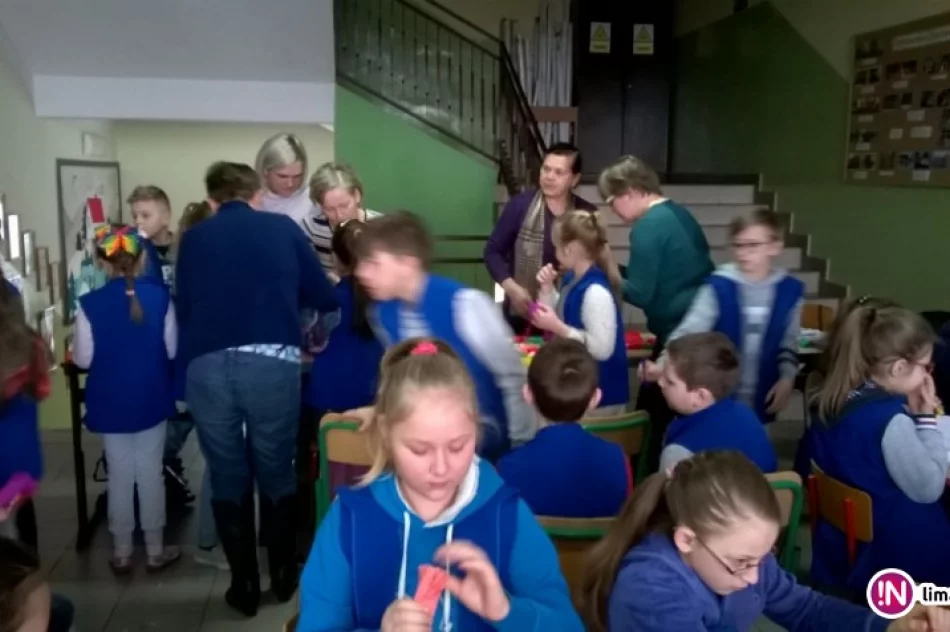 Uczyli się sztuki wykonywania kwiatów do palm wielkanocnych - zdjęcie 4