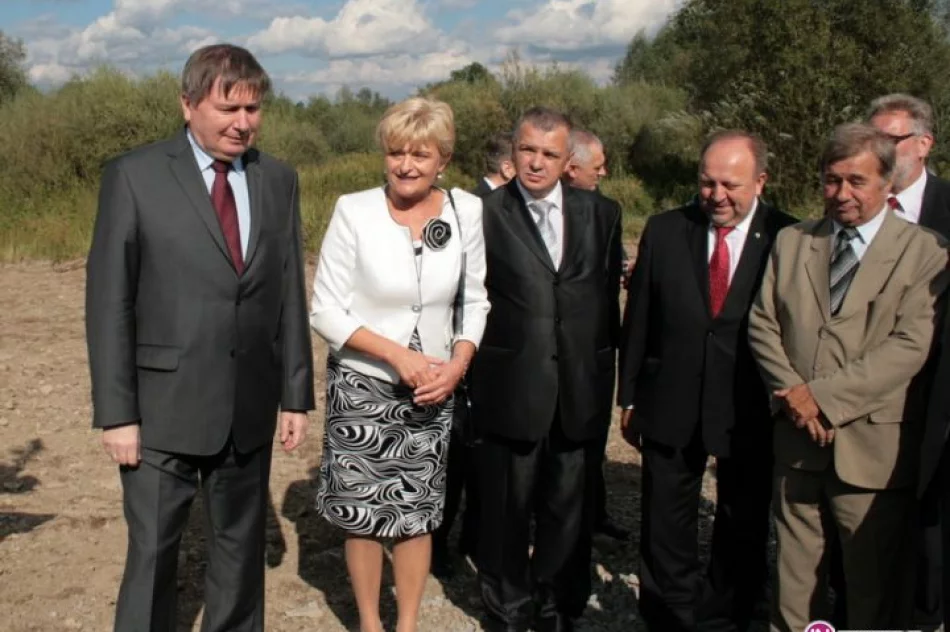 Otwarcie kładki i drogi w Bieczu z udziałem Ministra - zdjęcie 2