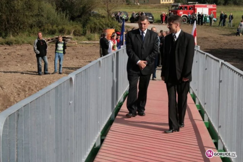 Otwarcie kładki i drogi w Bieczu z udziałem Ministra - zdjęcie 12