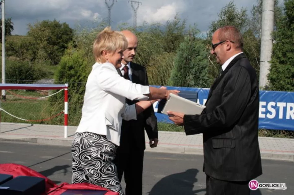 Otwarcie kładki i drogi w Bieczu z udziałem Ministra - zdjęcie 16