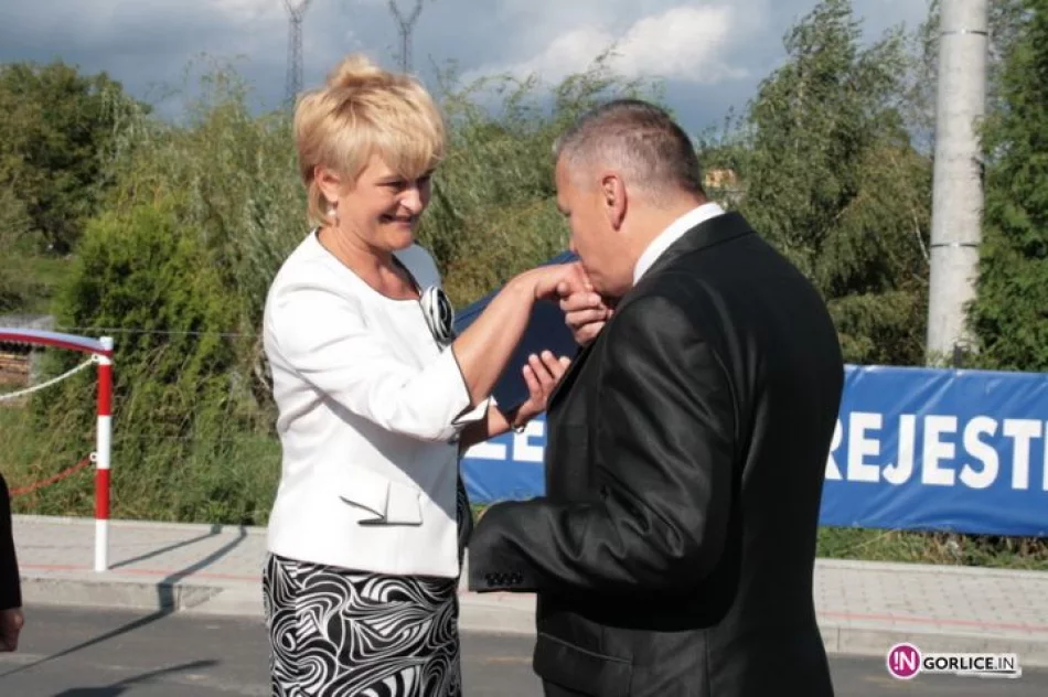 Otwarcie kładki i drogi w Bieczu z udziałem Ministra - zdjęcie 17