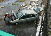 Renault wylądowało w korycie potoku - zdjęcie główne