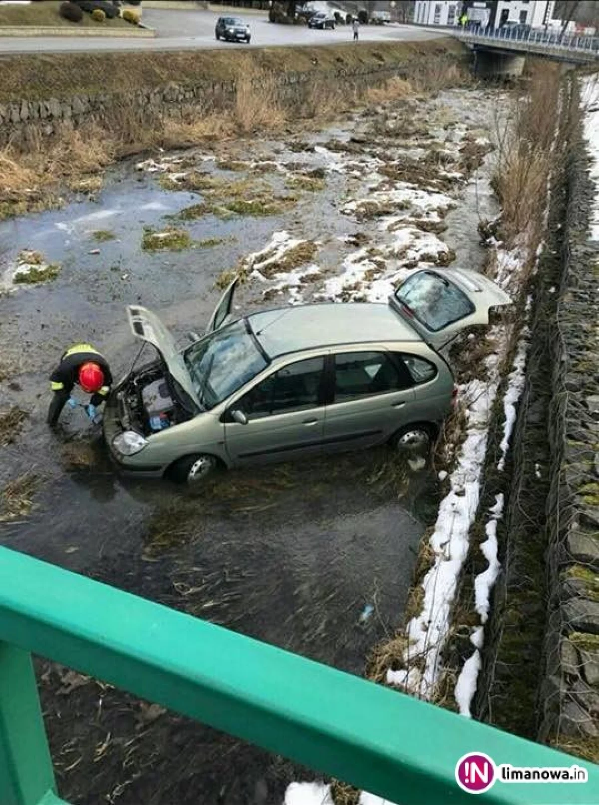 Renault wylądowało w korycie potoku