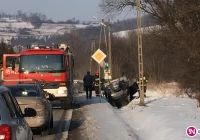 Dachowanie po zderzeniu, na szczęście bez rannych - zdjęcie główne