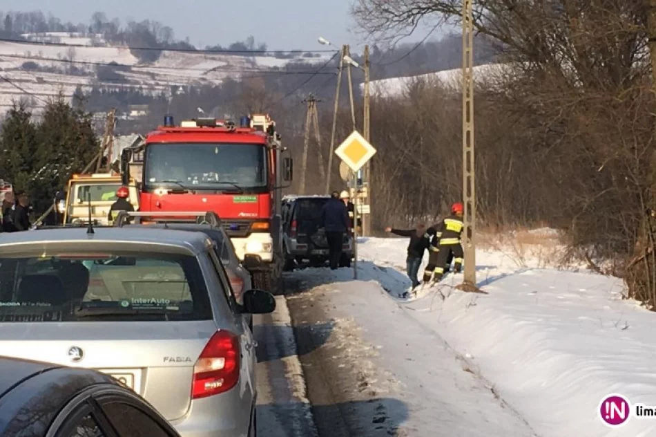 Dachowanie po zderzeniu, na szczęście bez rannych - zdjęcie 2