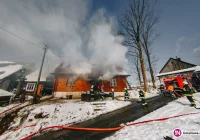 Strażacy gaszą pożar budynku mieszkalnego (wideo) - zdjęcie główne