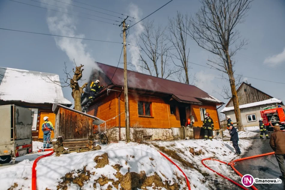 Strażacy gaszą pożar budynku mieszkalnego (wideo) - zdjęcie 2