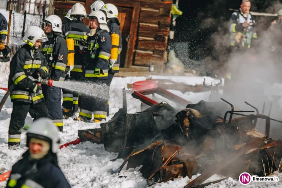 Strażacy gaszą pożar budynku mieszkalnego (wideo) - zdjęcie 3