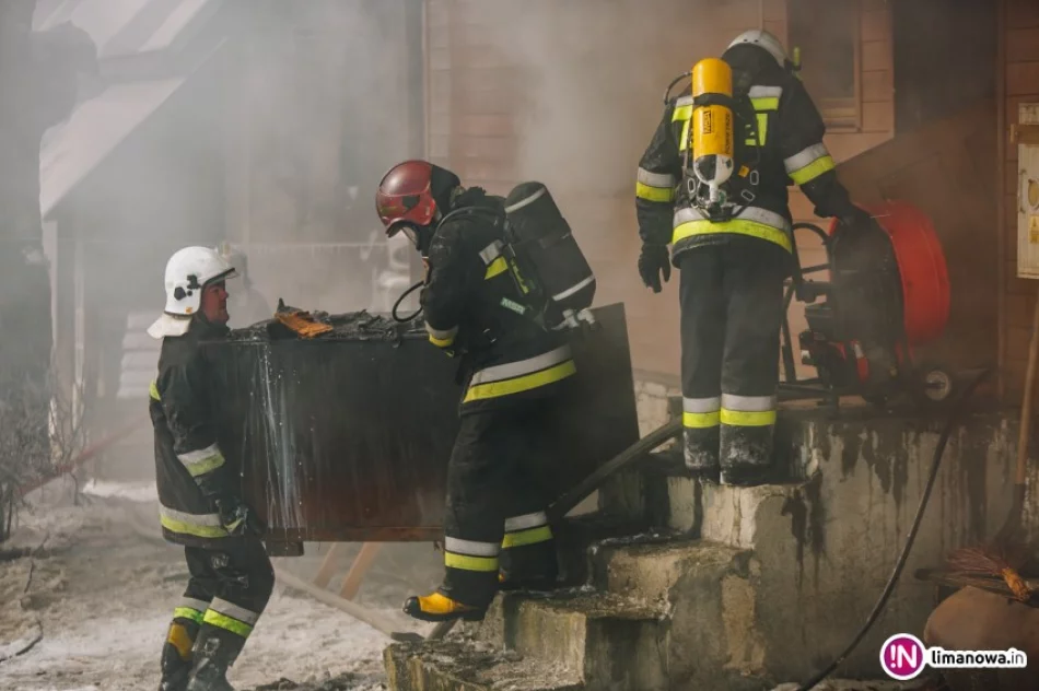 Strażacy gaszą pożar budynku mieszkalnego (wideo) - zdjęcie 4