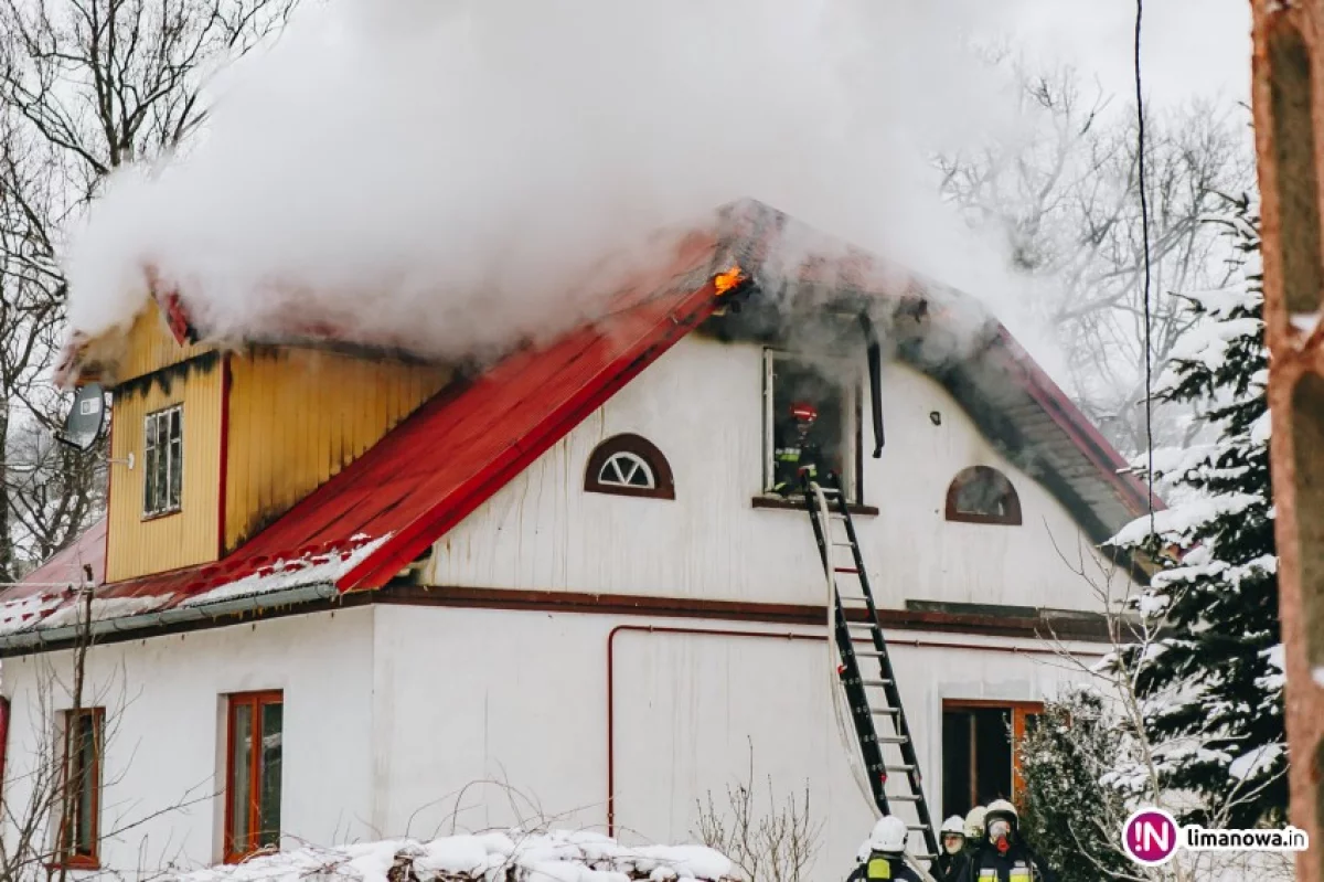 Zapaliło się poddasze domu. Pożar gasiło 11 zastępów straży (wideo)