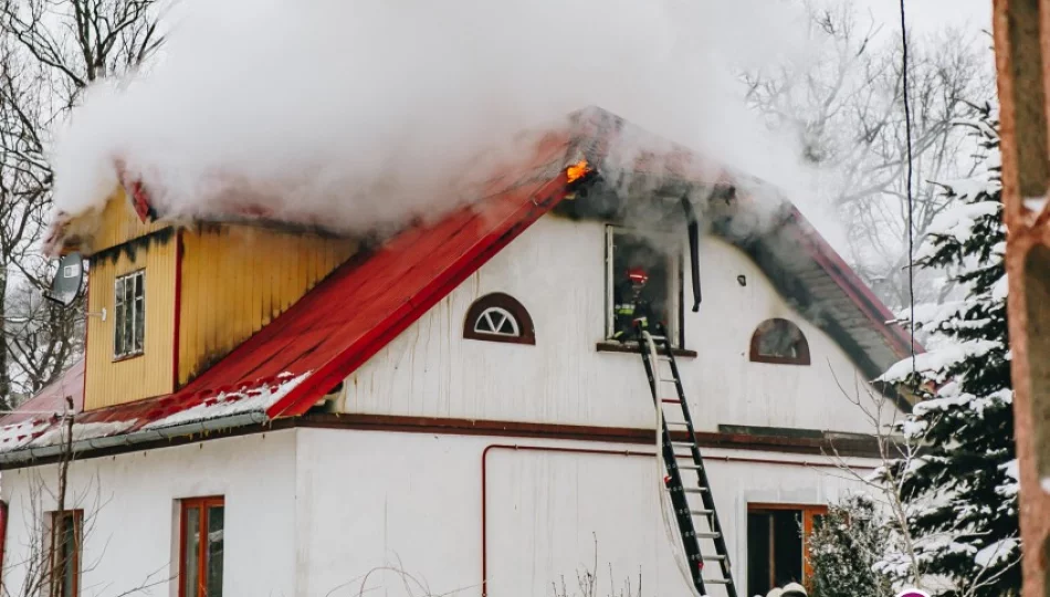 Zapaliło się poddasze domu. Pożar gasiło 11 zastępów straży (wideo) - zdjęcie 1