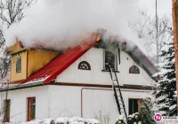 Zapaliło się poddasze domu. Pożar gasiło 11 zastępów straży (wideo) - zdjęcie główne