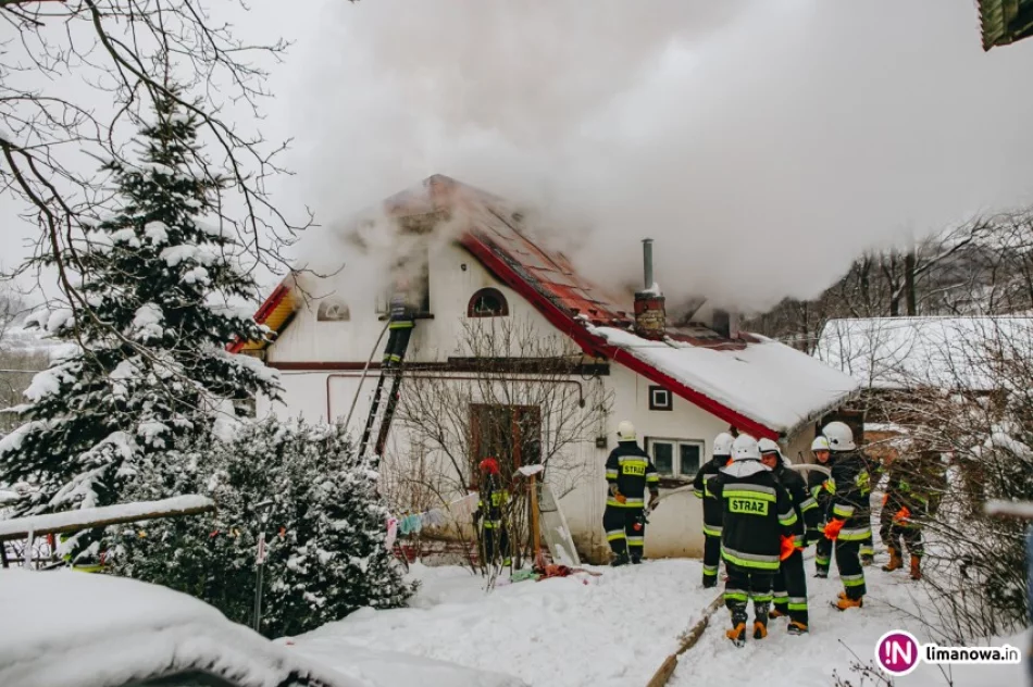 Zapaliło się poddasze domu. Pożar gasiło 11 zastępów straży (wideo) - zdjęcie 3