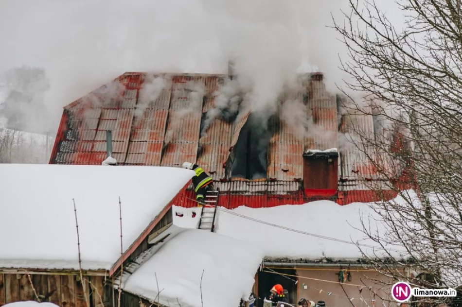 Zapaliło się poddasze domu. Pożar gasiło 11 zastępów straży (wideo) - zdjęcie 4