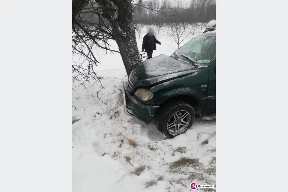 Samochód z trójką osób uderzył w drzewo - zdjęcie 2