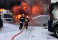 Spłonął warsztat, jego wyposażenie i kilkanaście samochodów. Ponad 800 tys. zł strat (wideo) - zdjęcie główne