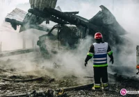 Duży pożar warsztatu samochodowego. Spłonęło kilkanaście pojazdów (wideo) - zdjęcie główne