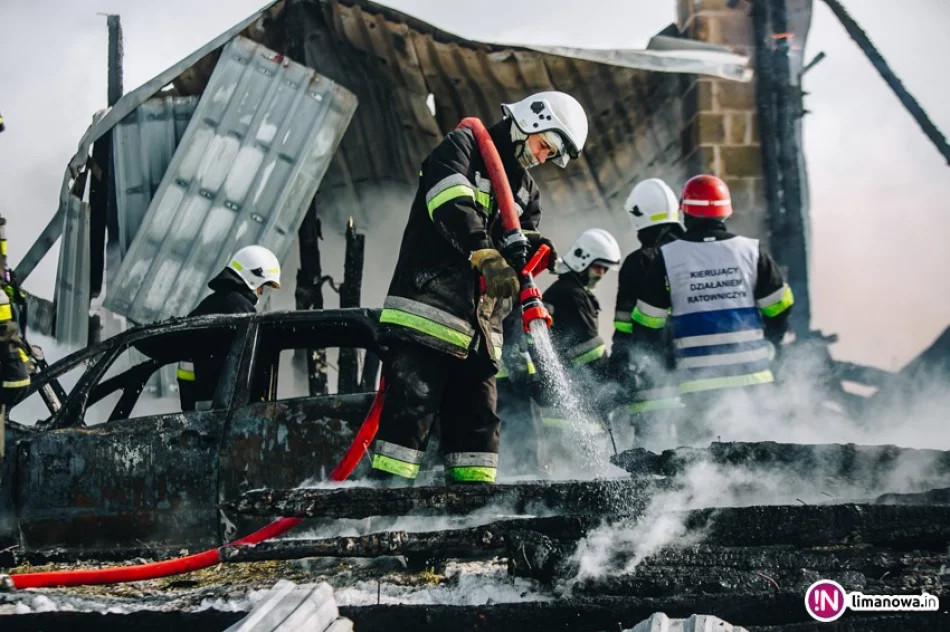 Duży pożar warsztatu samochodowego. Spłonęło kilkanaście pojazdów (wideo) - zdjęcie 2