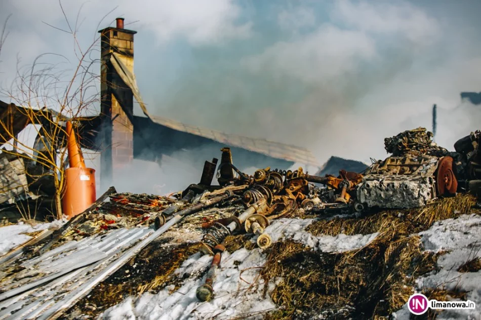 Duży pożar warsztatu samochodowego. Spłonęło kilkanaście pojazdów (wideo) - zdjęcie 3